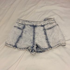 Bullhead denim co. Light wash tight shorts size 3